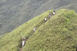 Đỉnh núi lớn và ba câu chuyện nhỏ