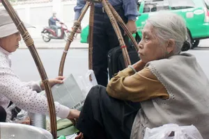 Gánh xôi 60 tuổi giữa lòng thành phố