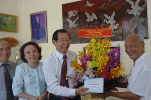 Thăm hỏi y, bác sĩ nhân ngày Thầy thuốc Việt Nam