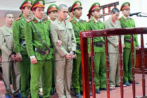 Phúc thẩm vụ “quan tài diễu phố”: Kịch tính!