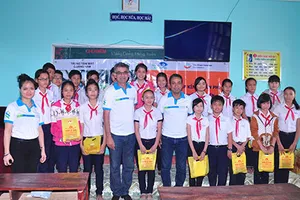 Standard Chartered hỗ trợ học sinh Hội An