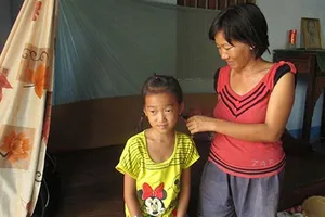 Mẹ tâm thần lượm ve chai nuôi con