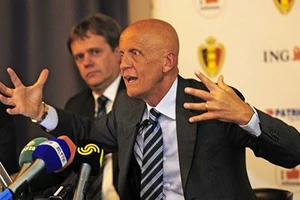 "Còi vàng” Collina đến Singapore “dạy nghề”