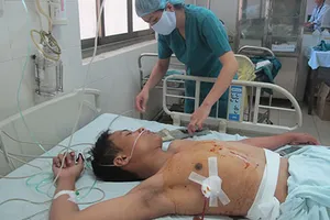 Triệu tập hai học sinh xông vào lớp đâm bạn trọng thương