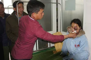 “Cõng” bé gái vượt núi đi chữa bệnh