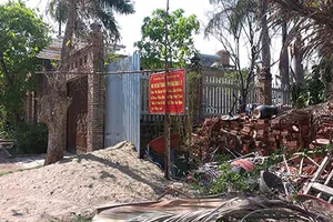 Lấn đất công bít lối đi hàng xóm