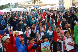 Trao 49.000 ly sữa cho trẻ em huyện đảo Cô Tô