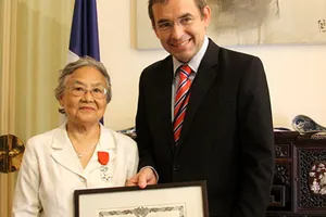 PGS-BS Nguyễn Thị Hội nhận Bắc đẩu bội tinh