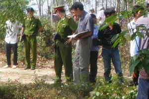 Bốc cốt bầy hầy khiến dân bỏ chạy 