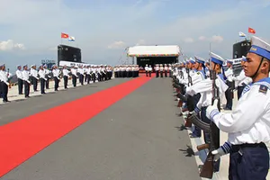 Thượng cờ trên hai tàu ngầm của Việt Nam