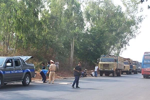 Thấy trạm cân, công an và tài xế “trừng nhau”