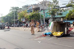 Đang lái ba gác ngã xuống đường tử vong 