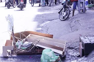 Nắp cống hư, không ai xử lý