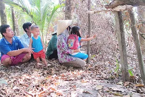 Phải trèo rào vì không có lối đi