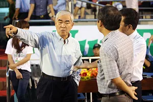 Vấn đề của bóng đá VN: Cầm đèn chạy trước ô tô 