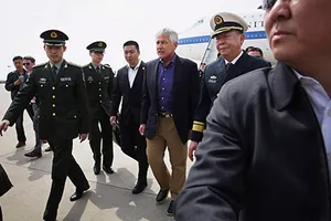 Bộ trưởng Quốc phòng Mỹ thăm tàu sân bay Liêu Ninh