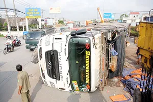 Xe gỗ tông nát dải phân cách