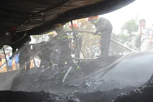 Cháy lớn tại kho vật tư nhà máy nước Hà Tĩnh