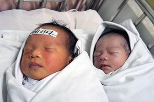 Hai bé sơ sinh bị bỏ rơi tại bệnh viện