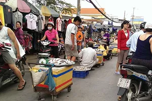 Không thể bó tay trước chợ tự phát 