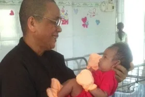 Một bé sơ sinh bị bỏ trước cổng chùa