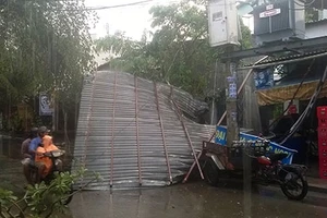 Mưa kèm lốc xoáy gây ngập đường, tốc mái nhà dân
