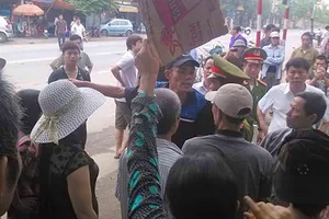 Nhà báo bị hành hung trước mặt công an