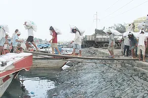 Gỡ bí vận tải thủy: Có hướng nhưng vướng tiền!