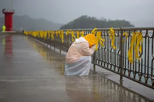 Tổng thống Hàn Quốc xin lỗi vẫn chưa yên