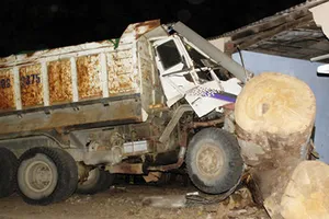 Xe “điên” trôi ở Bình Thuận do mất thắng