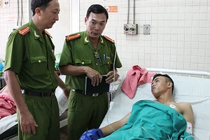 Khen thưởng một bảo vệ dũng cảm bắt cướp