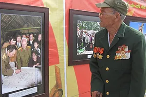 Triển lãm ảnh chiến thắng Điện Biên Phủ bên lăng mộ Đại tướng