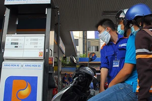 Điều hành giá xăng: Không nên để Bộ Công Thương “bao sân”