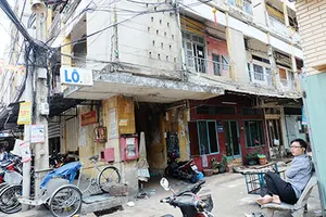 Chung cư xuống cấp nhưng chưa thể xây mới