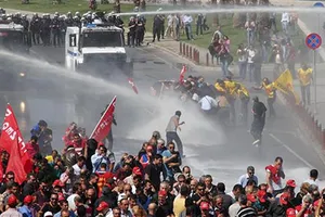 Mỏ than nổ, dân biểu tình