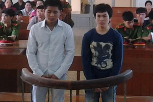 Xúi bạn chém em họ vì ghen: Cùng bị 12 năm tù