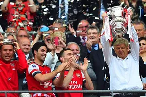 3.283 ngày cho một chiếc cúp của Arsenal