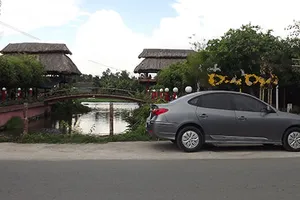 Quán xá vô tư mọc trên dự án bờ kè 