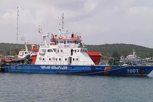 Tàu Việt Nam tiếp cận giàn khoan Trung Quốc