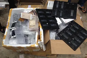 Điều tra đường dây buôn linh phụ kiện iPhone nghi nhập lậu