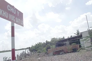 Chục căn nhà có nguy cơ trôi sông 