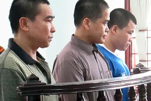 Vô cớ chém cụ già, cha con cùng lãnh án