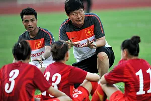 Bóng đá nữ thiếu cả thầy lẫn thợ