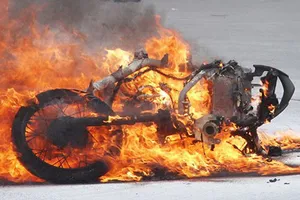 Xe máy lại bốc cháy giữa đường 