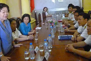 Trao quà cho các chiến sĩ bám biển