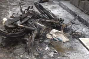 Xe máy đang chạy bốc cháy, phát nổ