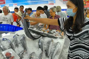 Muốn vào siêu thị: Không dễ!