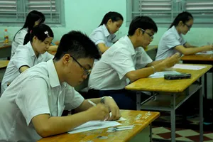 Trường thi “dậy sóng” biển Đông