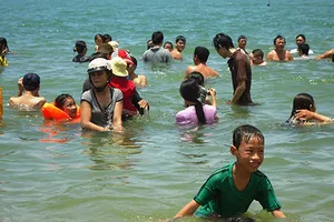 Tắm biển xả xui trong tết Đoan ngọ