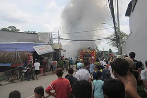 Cháy cơ sở phế liệu, trường mầm non hỗn loạn